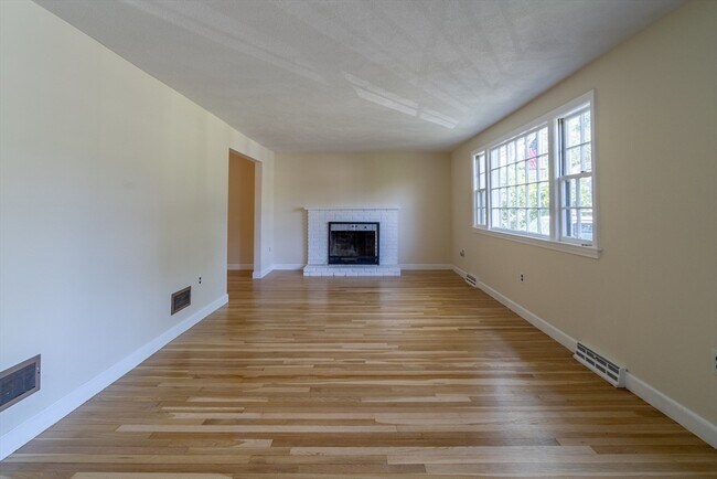 Building Photo - 10 Colburn St