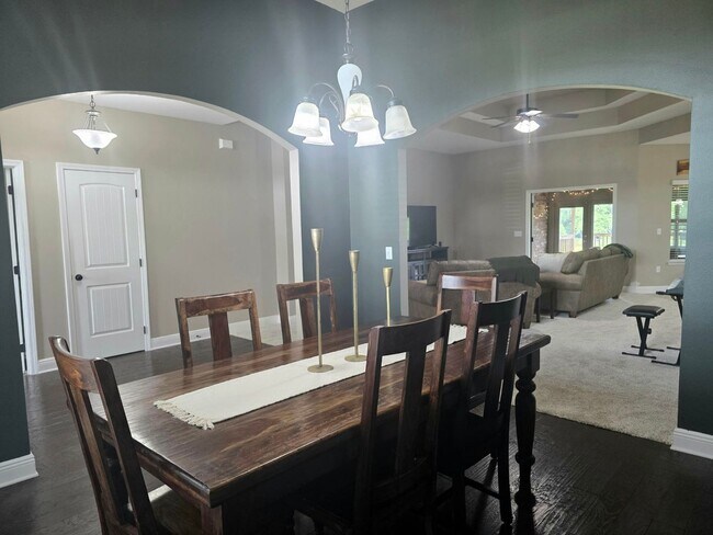 Building Photo - Five-Bedroom Stunner in Upscale Community!