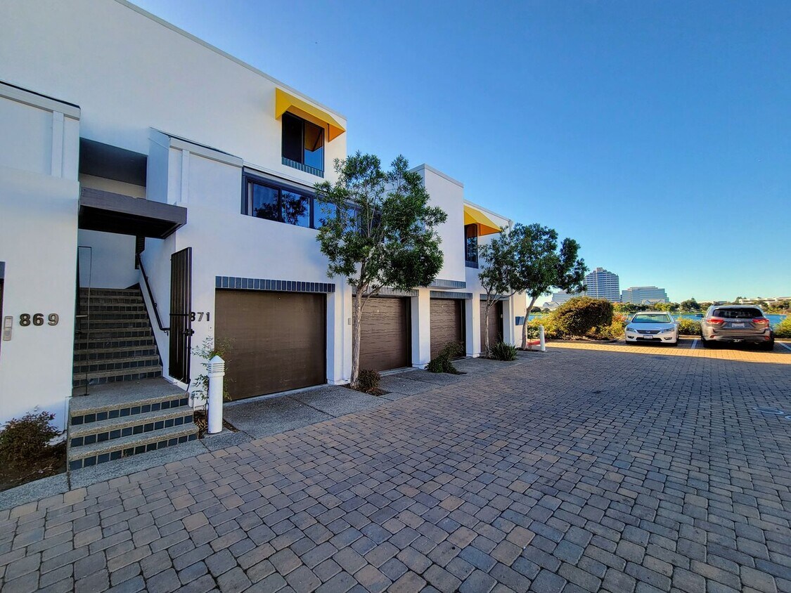 Primary Photo - Beautiful 2 Bedroom + 2.5 Bath Townhouse i...