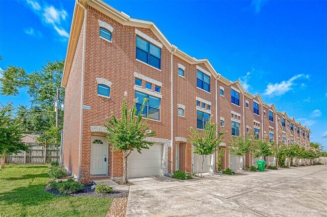 Foto del edificio - 2710 Hullsmith Dr