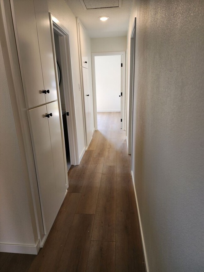 Building Photo - Single level home with big yard! Laguna La...