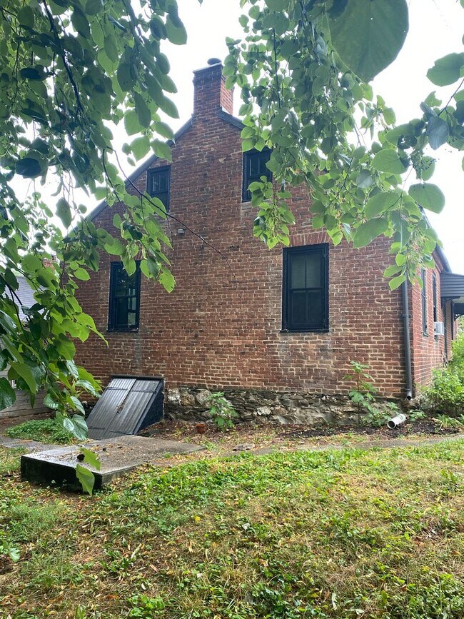 Building Photo - Available Now Charming 2-Bedrooms 2 Full B...
