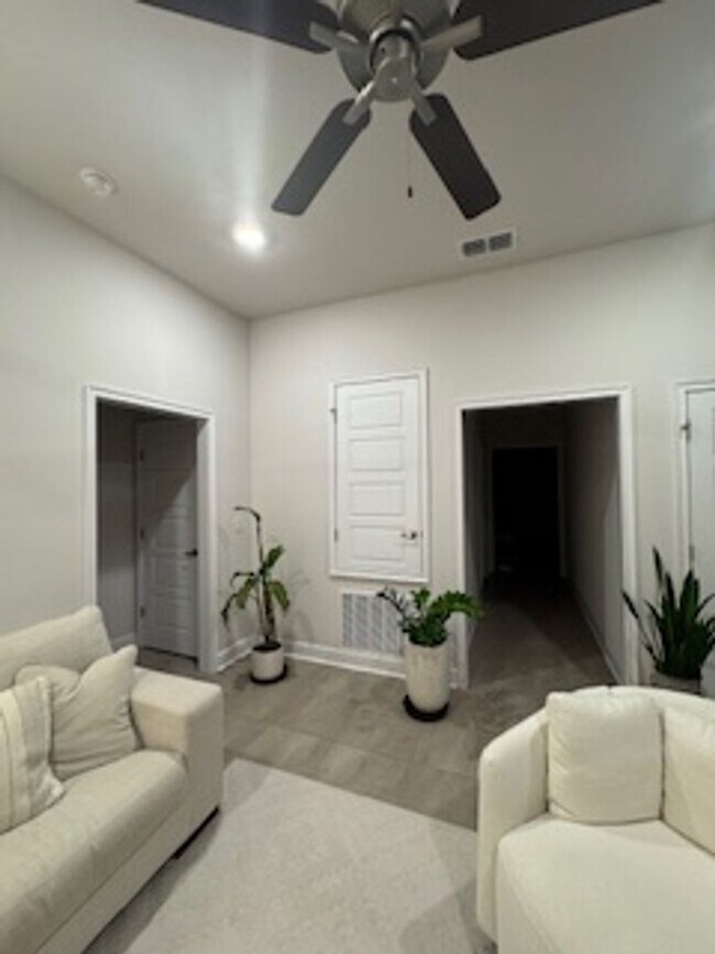Foto del edificio - Beautiful 3/2/2 in Sawmill creek community! Lawn care included, water view, community pool...