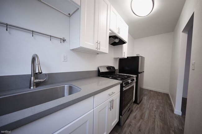 Foto del edificio - 719 N Heliotrope Dr