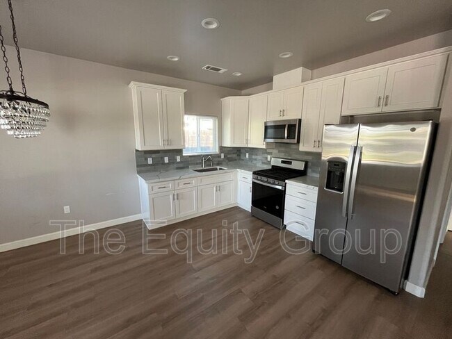 Foto del edificio - 1135 W Baker St