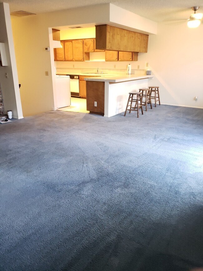 Building Photo - Spacious Two Bedroom/Two Bath