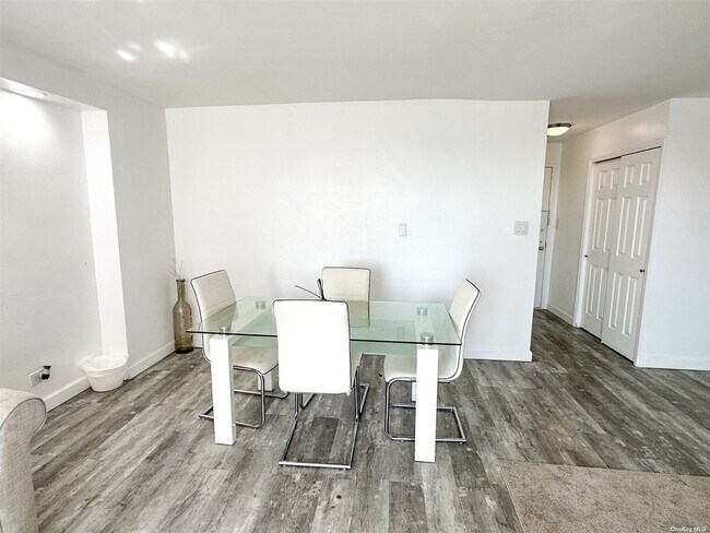 Foto del edificio - 6120 Grand Central Pkwy
