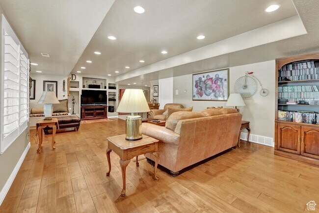Foto del edificio - "Charming 3-Bed Oasis with Granite Touch & Hardwood Elegance in Ogden – 2480 Sq. Ft. of Comfort!"