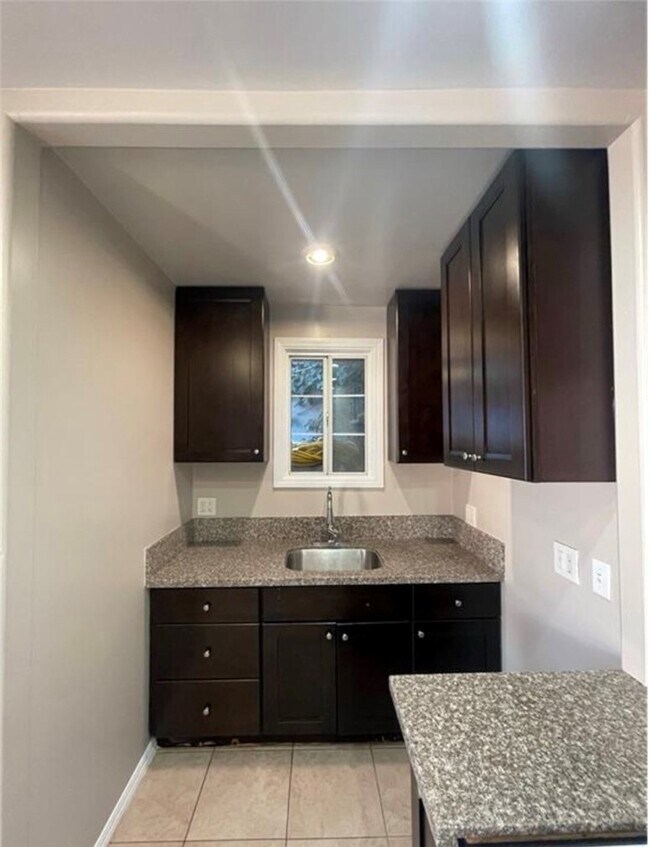 Building Photo - 590 W 3rd St