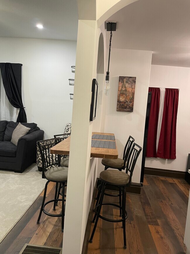 Building Photo - 53 Lincoln Ave W