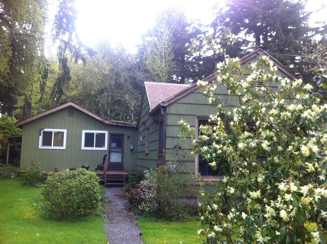 Building Photo - 7835 SW West Slope Dr