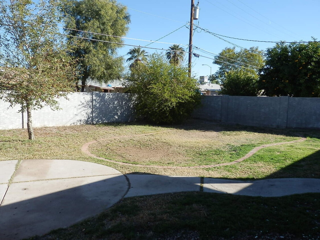 Building Photo - 3-Bedroom, 2-Bath Home with Spacious Backy...