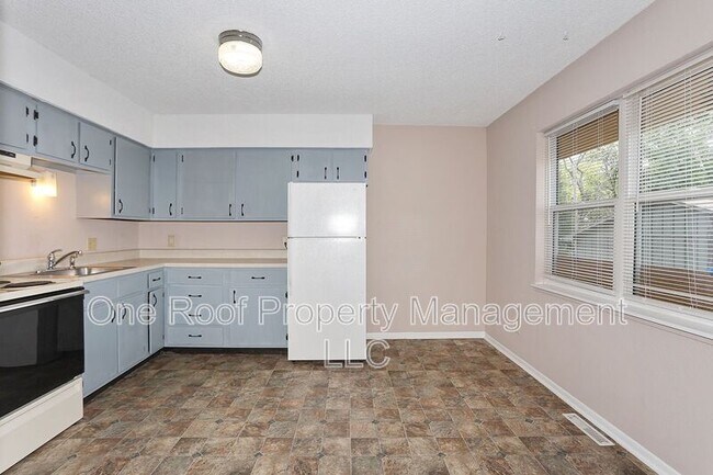 Building Photo - 701 Linwood Dr