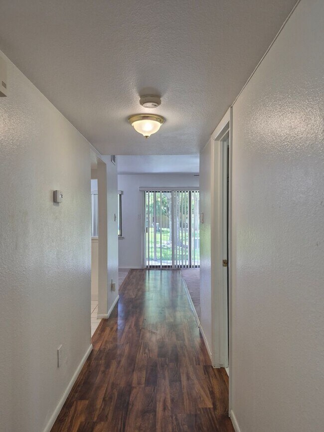 Foto del edificio - 925 Country Club Dr SE