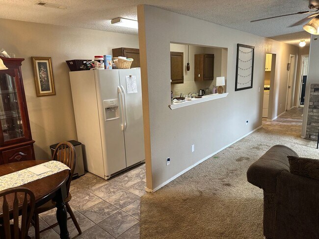 Foto del edificio - 2 Bedroom, 1 Bathroom, Right side of Duplex with fenced-in backyard and 1x Car Garage