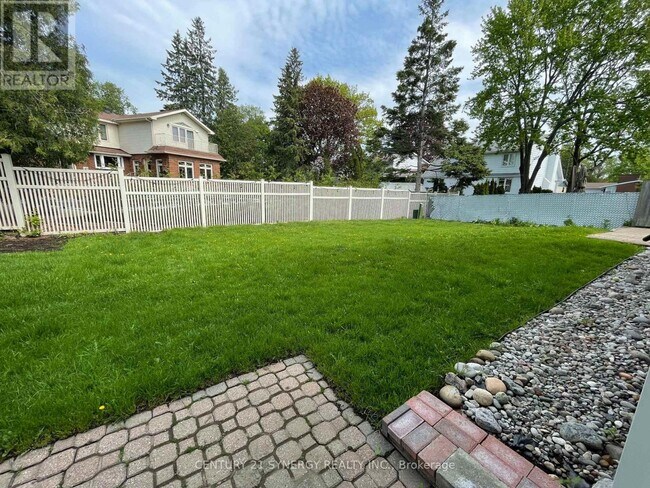 Building Photo - 639 Glenhurst Crescent