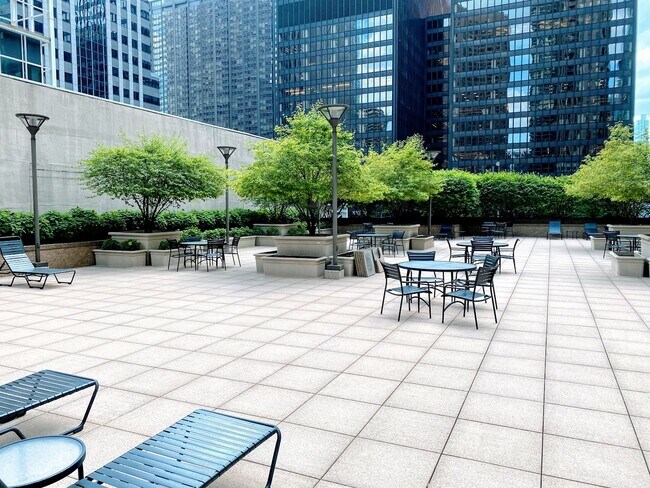 Foto del edificio - 222 N Columbus Dr