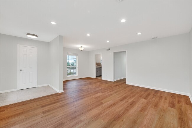 Building Photo - 500 N Post Oak Ln