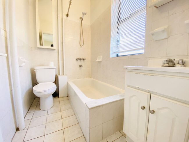 Foto del edificio - 370 W 51st St