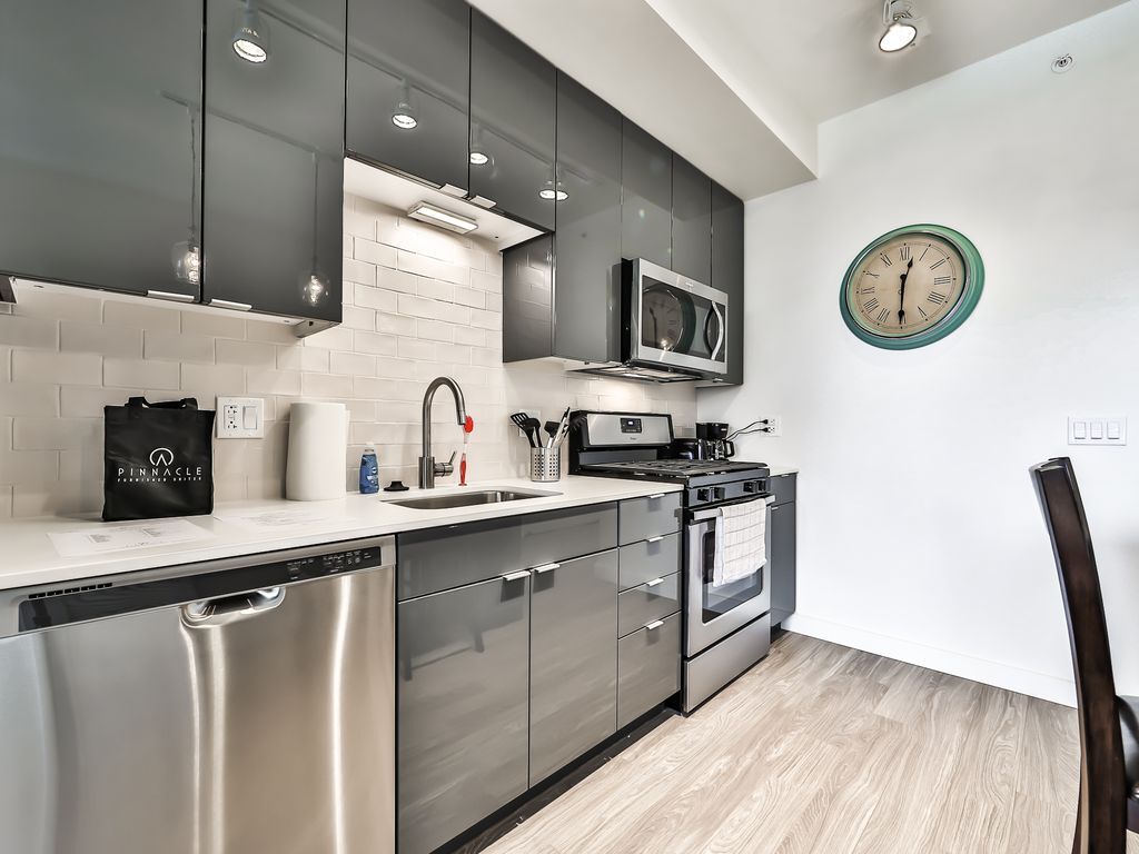 Primary Photo - 445 W 240th St