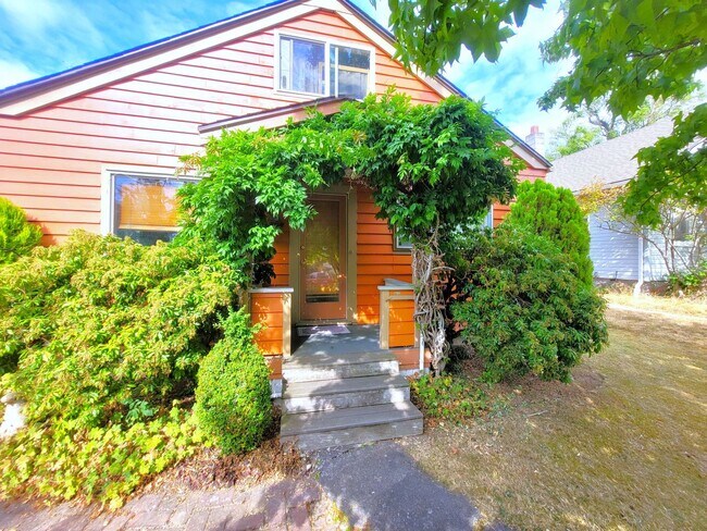 Building Photo - Charming Three Bedroom Home with Large Fen...