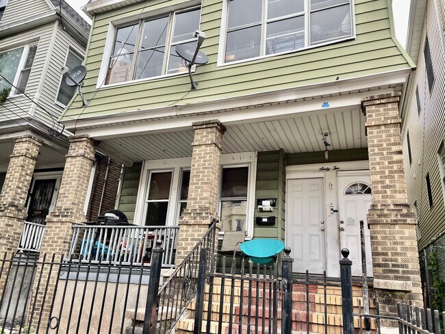 Foto del edificio - 62 Bostwick Ave