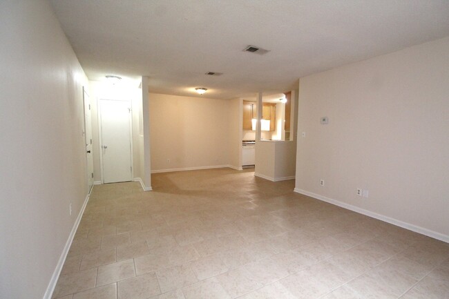 Building Photo - Charming 2-Bed, 1-Bath Unit in Pensacola m...