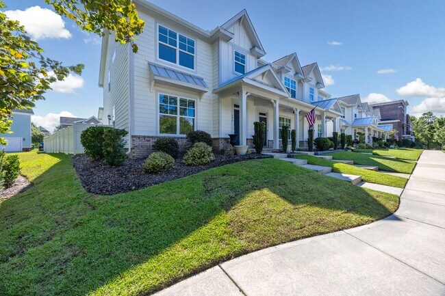 Building Photo - EXQUISITE TOWN HOME IN LAKE CAROLINA