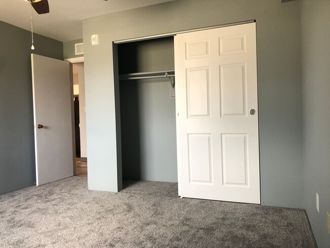 Building Photo - 1 Bedroom Condo at Stongate - UTILITIES INCLUDED!