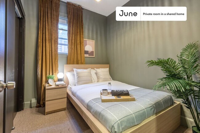 Foto del edificio - Private bedroom in 4 bed/1 bath Home