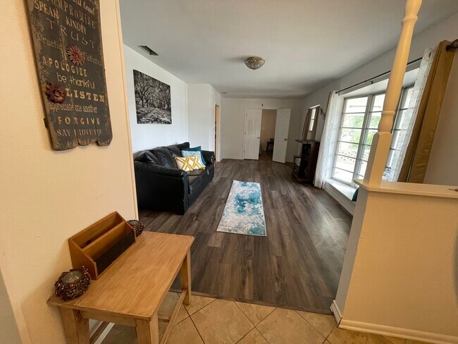 Lounge area - 3614 Versailles Dr