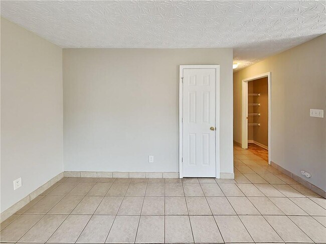 Foto del edificio - 6980 Satterlee Woods Ln