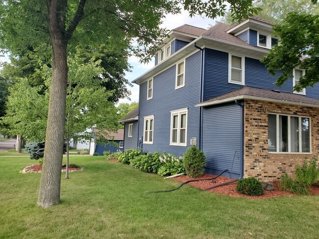 Building Photo - 502 E 1st St S