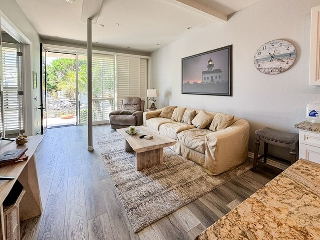 Building Photo - Beautiful Furnished 1 Bedroom, 1.5 Bath Co...
