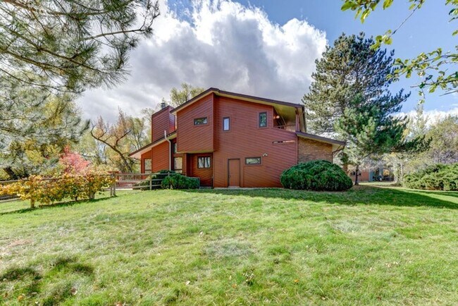 Building Photo - Secluded Luxury Living: Stunning 4-Bedroom...