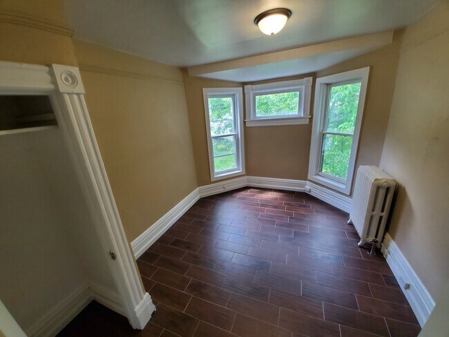 Building Photo - 421 N 1st Ave W