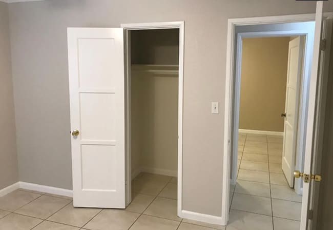 Building Photo - 2-bedroom Detached House w/ Gated Driveway!