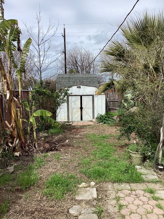 Building Photo - Centrally located 2bd/1bath Huge Back yard