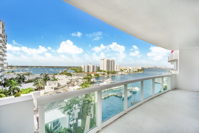 Foto del edificio - 7910 Harbor Island Dr