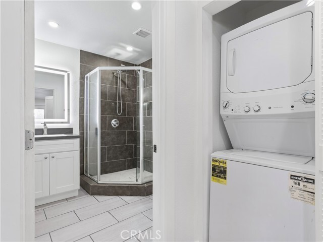 Foto del edificio - 8828 Chimineas Ave