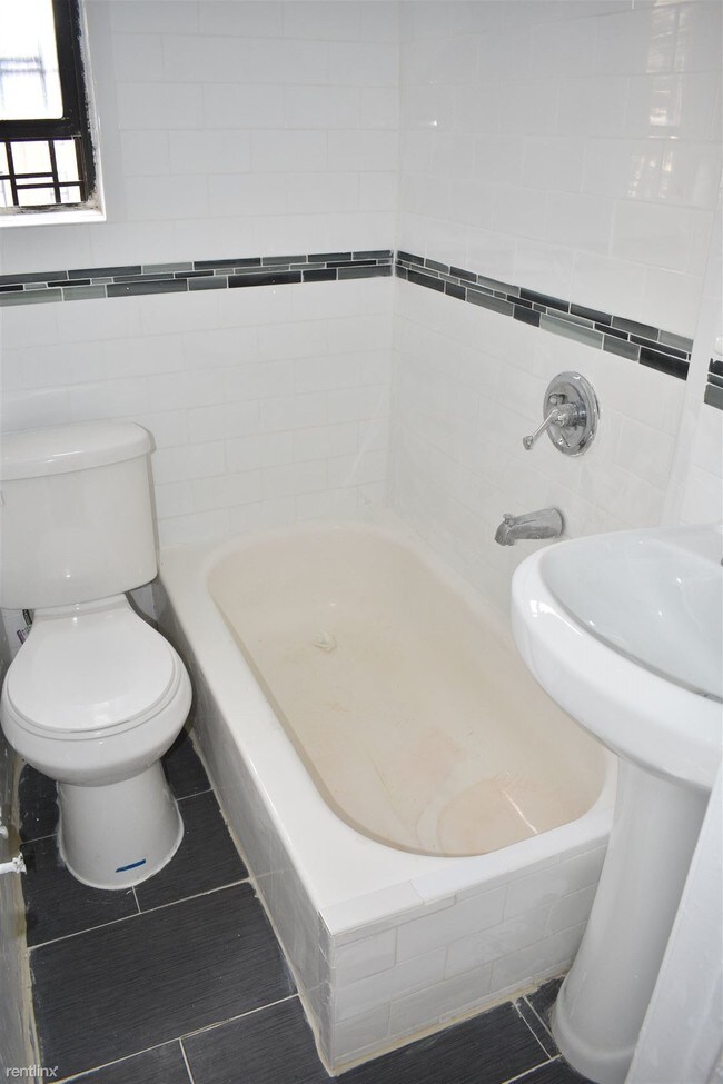 Foto del edificio - 518 E 187th St
