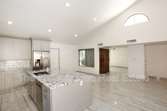 Building Photo - 9128 E Gelding Dr