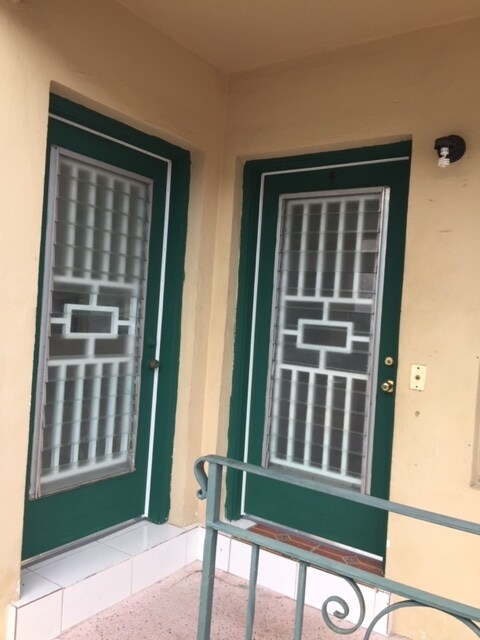 ENTRY - 401 79th St