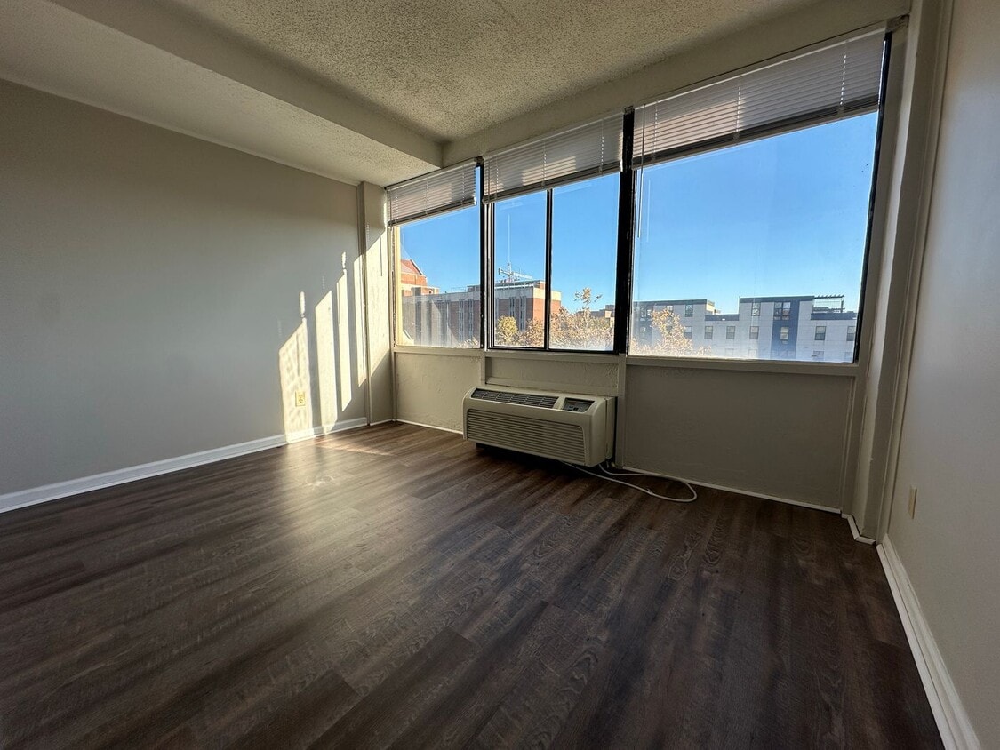 Flexible lease length at a great price! Secure this unit for 6, 12 or 18 months @ $1050/month!! M... - Flexible lease length at a great price! Secure this unit for 6, 12 or 18 months @ $1100/month!! M...