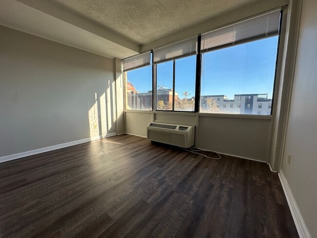 Flexible lease length at a great price! Secure this unit for 6, 12 or 18 months @ $1050/month!! M... - Flexible lease length at a great price! Secure this unit for 6, 12 or 18 months @ $1050/month!! M... Apartment