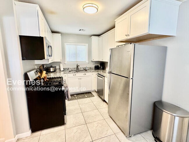 Foto del edificio - Beautiful 4-Bedroom Home with Modern Comfo...