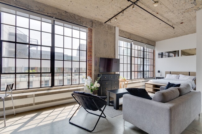 Building Photo - 454 Rue De la Gauchetière O