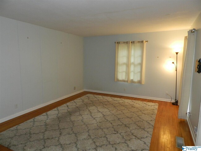 Building Photo - 12106 Greenleaf Dr SE