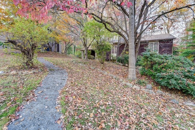 Foto del edificio - Large home in a beautiful setting close to...