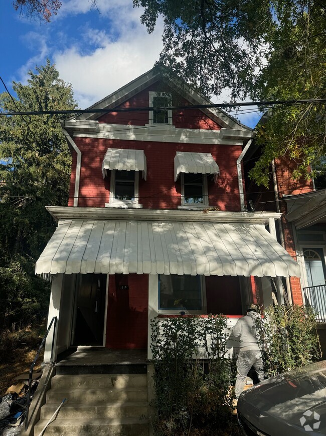 Welcome to 1315 LaBelle Street, a delightful 3-bedroom, 1-bathroom home - 1315 Labelle Ave